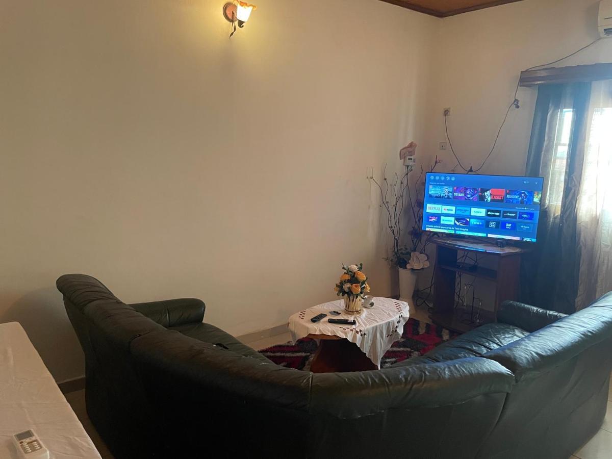 Km'S Cozy Spacious Calm Appart Meuble Yaoundé エクステリア 写真